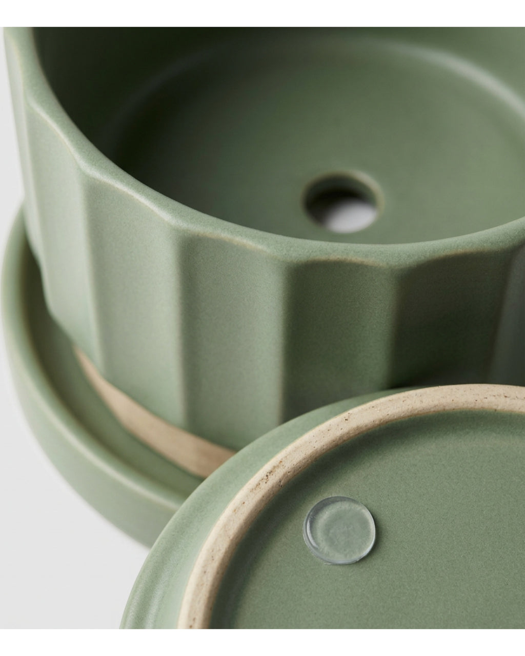 Stilld Fluted Ceramic Planter with Saucer 18 cm Sage - Detail view