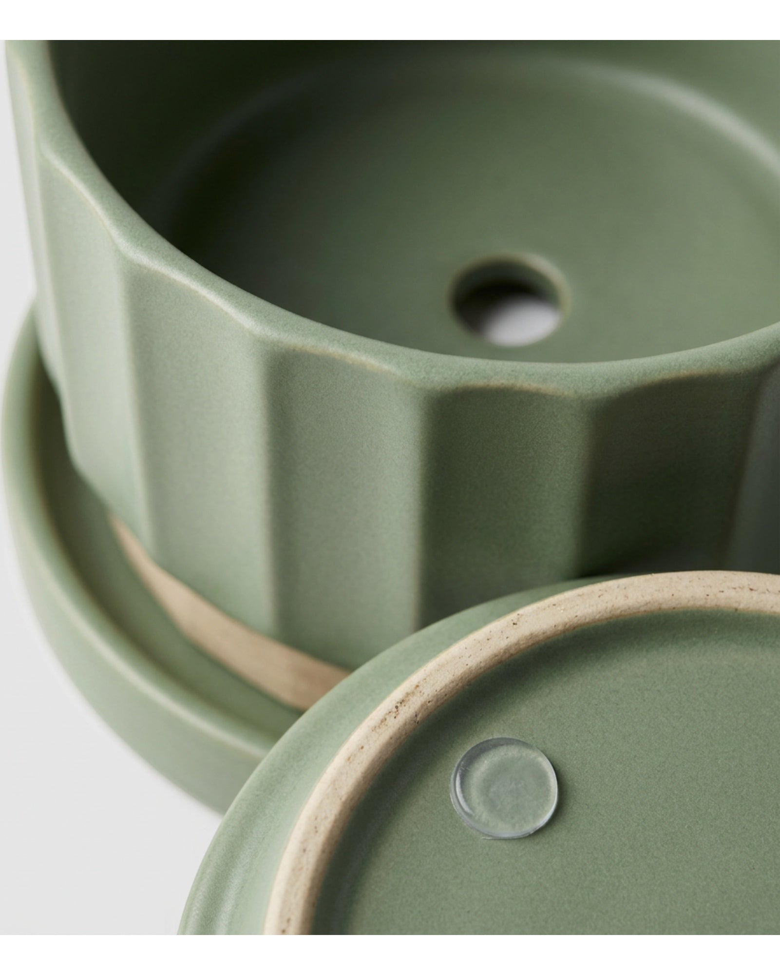 Stilld Fluted Ceramic Planter with Saucer 18 cm Sage - Detail view