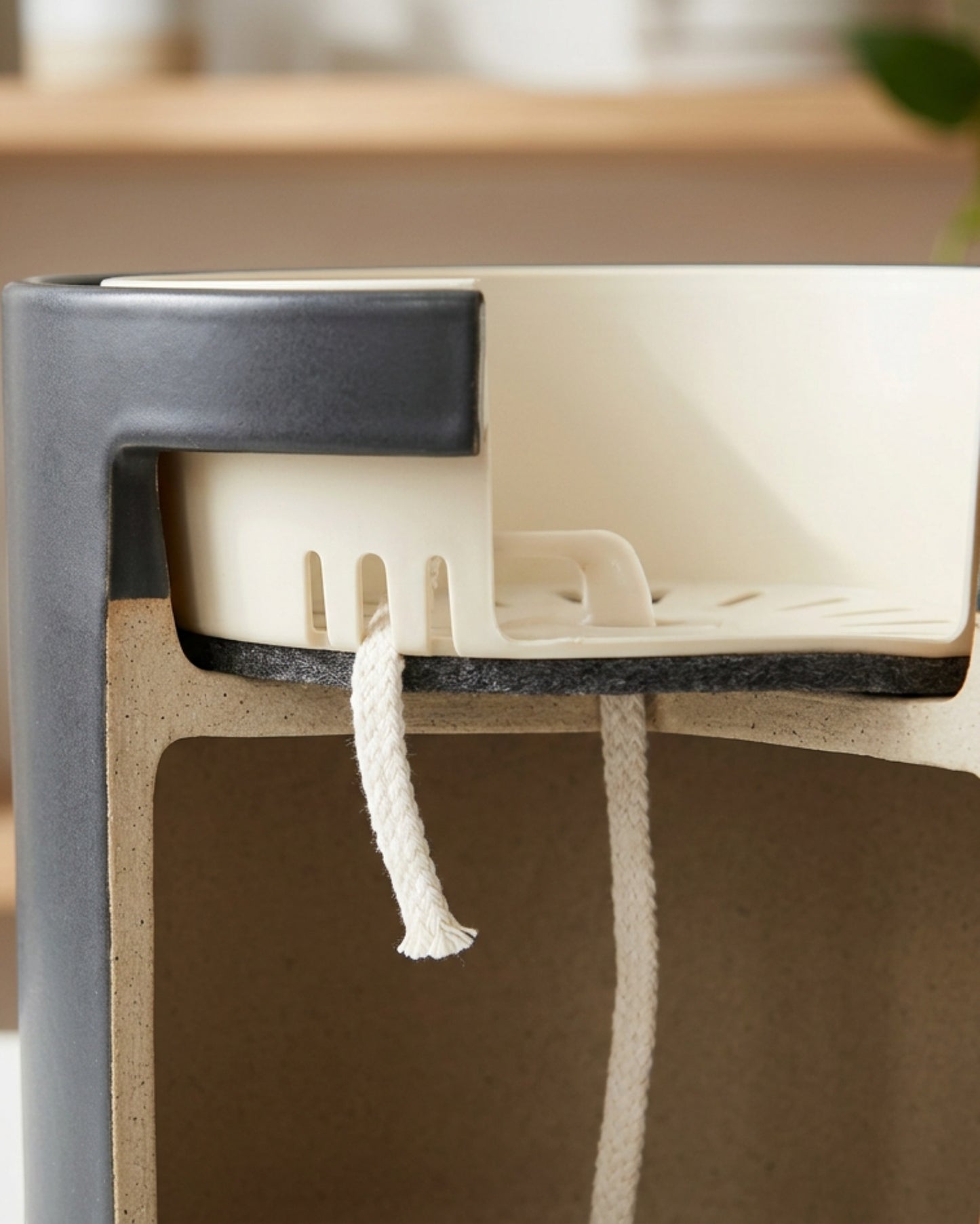 Stilld Ceramic Reservoir Planter 20 cm with Inner Pot and 2 Wicks Charcoal - Detail view