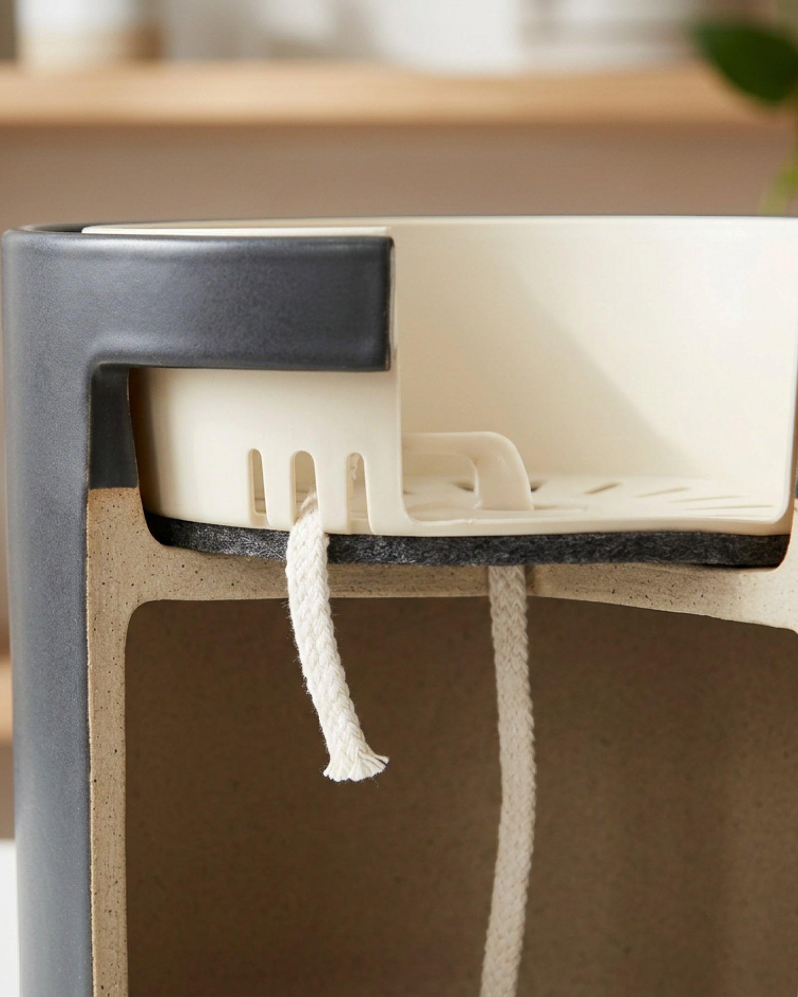 Stilld Ceramic Reservoir Planter 20 cm with Inner Pot and 2 Wicks Charcoal - Detail view